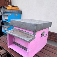 Arnie Dadant con melario, apiscampo e nutritori