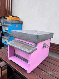 Arnie Dadant con melario, apiscampo e nutritori