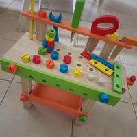 tavolino in legno con attrezzi