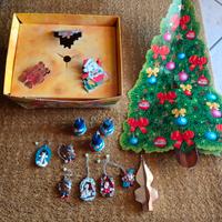 Kinder albero di natale con decorazioni 