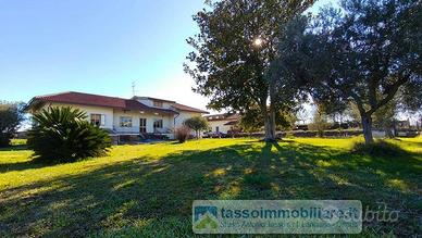 Villa di 300 m² con più di 5 locali e box auto a O