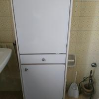 mobile bianco per bagno e altri mobiletti .
