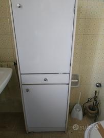 mobile bianco per bagno e altri mobiletti .