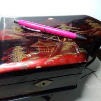 Enorme carillon a forma di pianoforte a coda