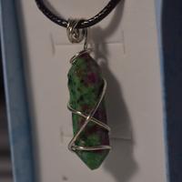collana con ciondolo in zoisite fatta a mano 