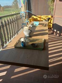 Tavolo lungo da interno o esterno coperto 