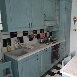 Cucina limeare con tavolo e sedie