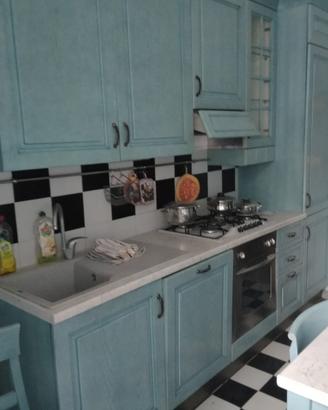 Cucina limeare con tavolo e sedie