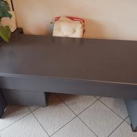 scrivania grigia 