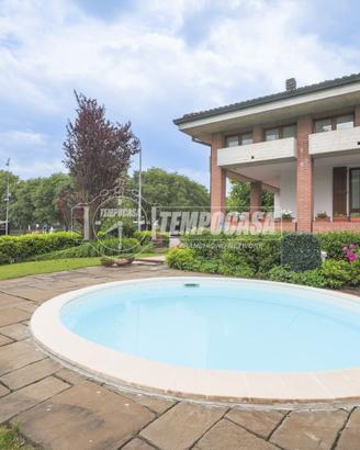 VPM18 VILLA CON GIARDINO E PISCINA PRIVATA