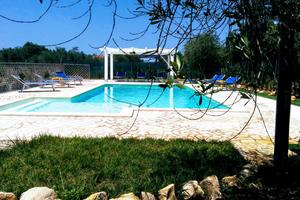 Nuovo e rifinito trilocale in villa con piscina