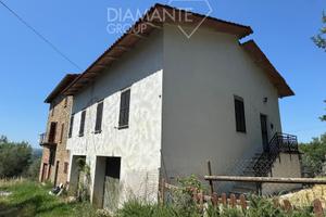 Casa semi-indipendente con terreno e annessi