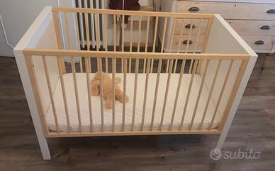 Lettino in legno per bambini