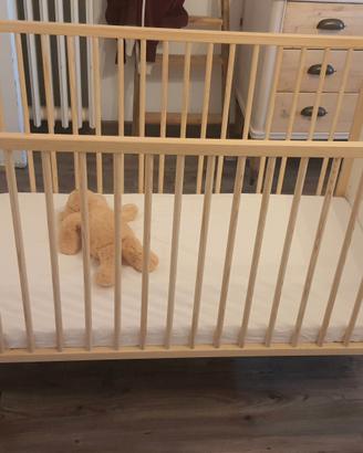 Lettino in legno per bambini