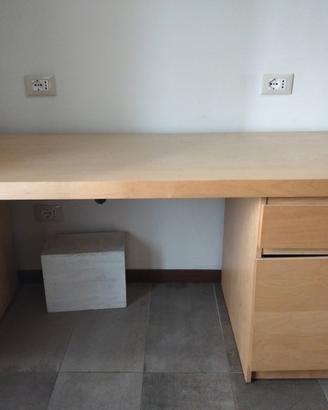 scrivania in legno 