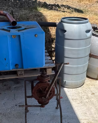 Cisterne acqua più pompa manuale