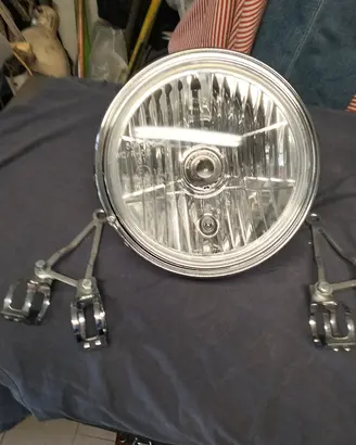 Faro anteriore completo  di staffe