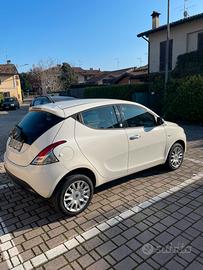 Ypsilon benzina metano