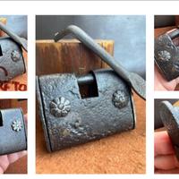 Antico lucchetto con segreto a slitta con chiave