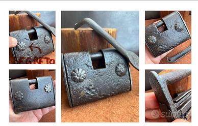 Antico lucchetto con segreto a slitta con chiave