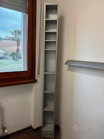 Colonna libreria stretta in legno