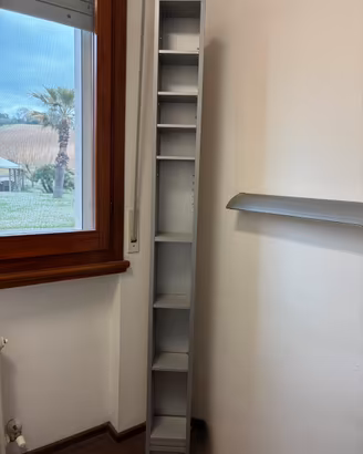 Colonna libreria stretta in legno