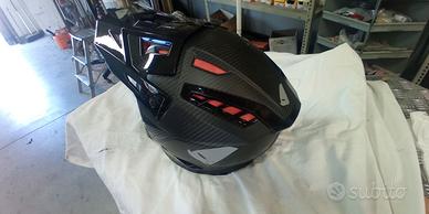 casco ufo in carbono e occhiai con lenti