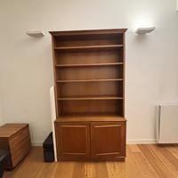 Libreria in legno massello con ante