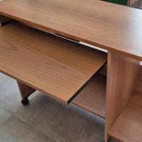 Scrivania porta PC con ruote e piano estraibile
