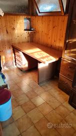  2 scrivanie una in legno  altra in metallo