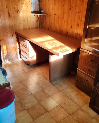  2 scrivanie una in legno  altra in metallo