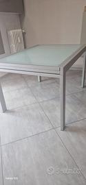 Cucina con elettrodomestici,  divano, tavolo