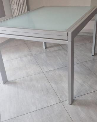 Cucina con elettrodomestici,  divano, tavolo