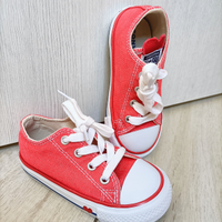 Scarpe converse n 23 (vestono grandi come 24)