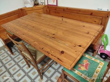 tavolo da pranzo con cassapanca e due sedie 
