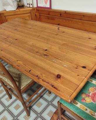tavolo da pranzo con cassapanca e due sedie 