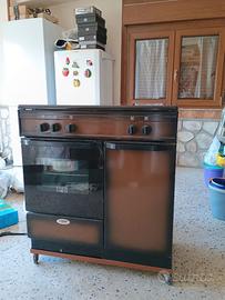 Cucina con forno a gas, fornelli a gas e piastre