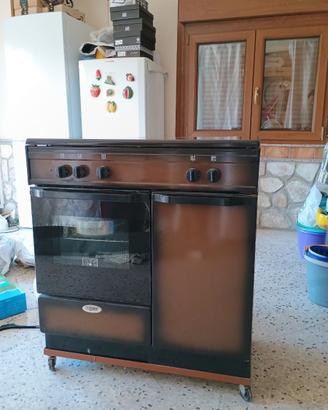 Cucina con forno a gas, fornelli a gas e piastre