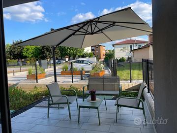 Ombrellone e salotto da esterno
