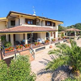 Villa di 440 m² con più di 5 locali e box auto a F