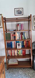 Due librerie uguali in noce.