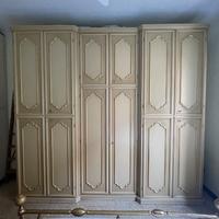 Ampio mobile guardaroba in legno smaltato