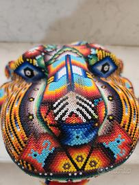 scultura di giaguaro con perline