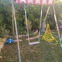 altalena in ferro con seggiolino in legno