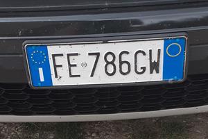 auto sempre tagliandata con gancio traino.