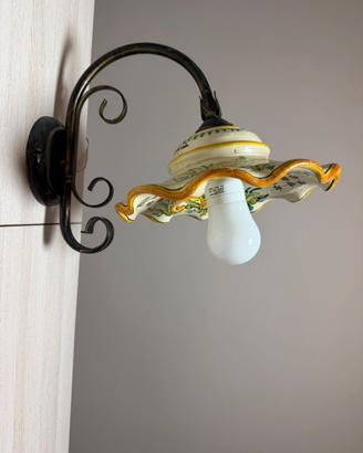 Lampada in ferro battuto e ceramica di Caltagirone