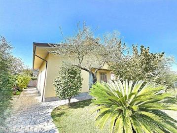 Villa di 100 m² con 4 locali a Massa