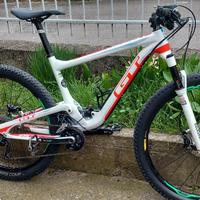 Bicicletta mtb full GT