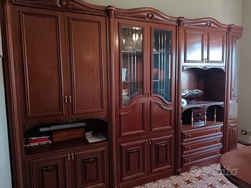 Parete attrezzata  e tavolo allungabile con sedie