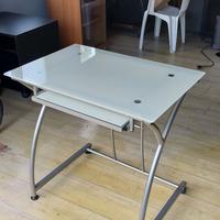 Scrivania con piano in vetro satinato. Perfetta.